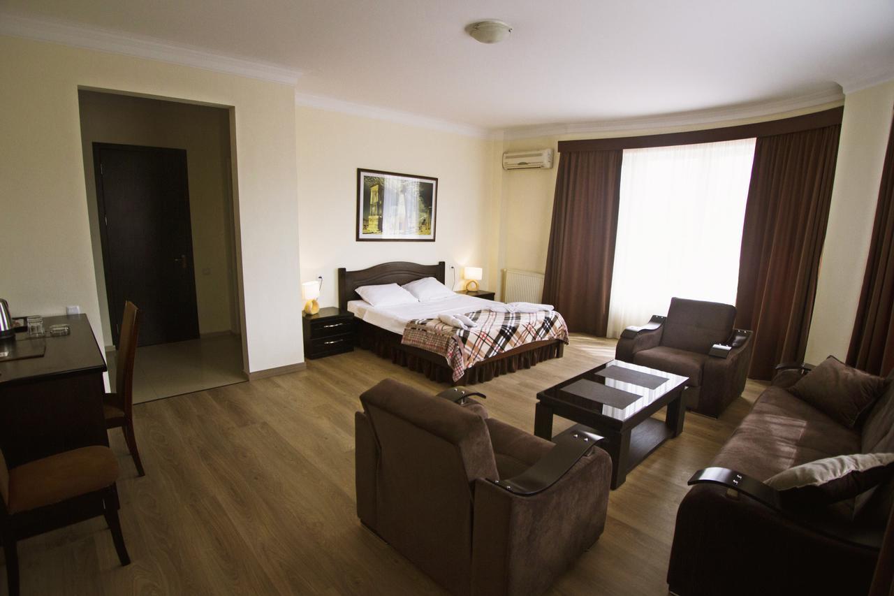 Hotel Lux Тбілісі Екстер'єр фото