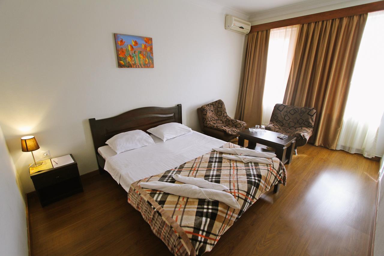 Hotel Lux Тбілісі Екстер'єр фото